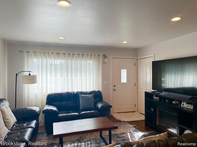 41371 HAMILTON Drive, Sterling Heights, MI 48313