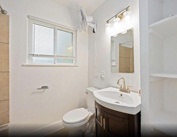 6043 Lyndhurst Drive, Houston, TX 77033