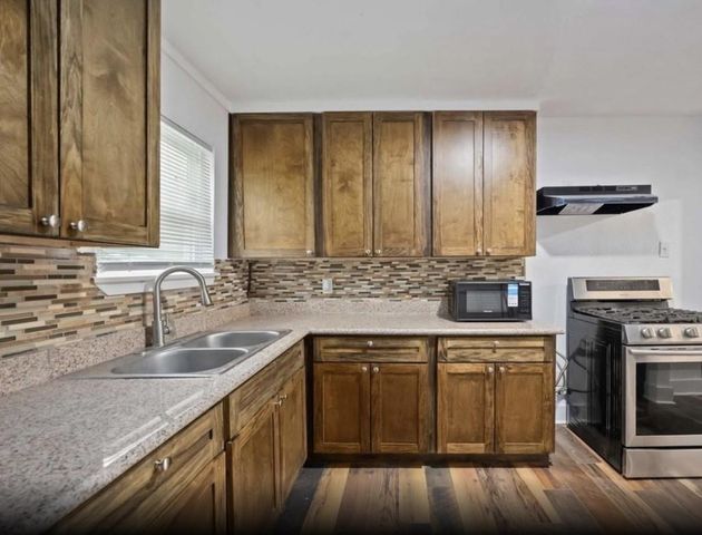 6043 Lyndhurst Drive, Houston, TX 77033