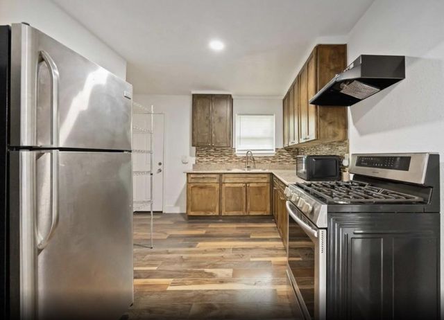 6043 Lyndhurst Drive, Houston, TX 77033