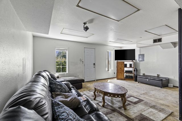 85 Rd 136, Delano, CA 93215