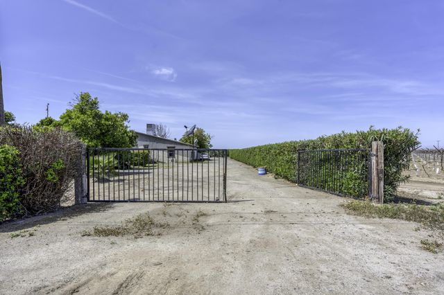 85 Rd 136, Delano, CA 93215