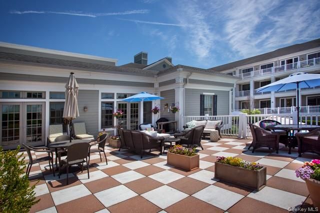 61 Bryant Avenue 317, Roslyn Harbor, NY 11576