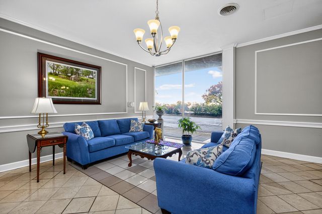 2121 Nicholasville Road 204, Lexington, KY 40503