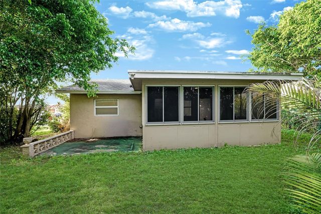 9800 NW 70th Ct, Tamarac, FL 33321
