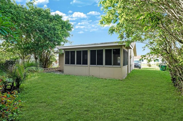 9800 NW 70th Ct, Tamarac, FL 33321