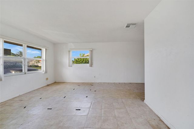 9800 NW 70th Ct, Tamarac, FL 33321
