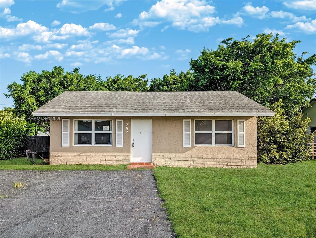 9800 NW 70th Ct, Tamarac, FL 33321