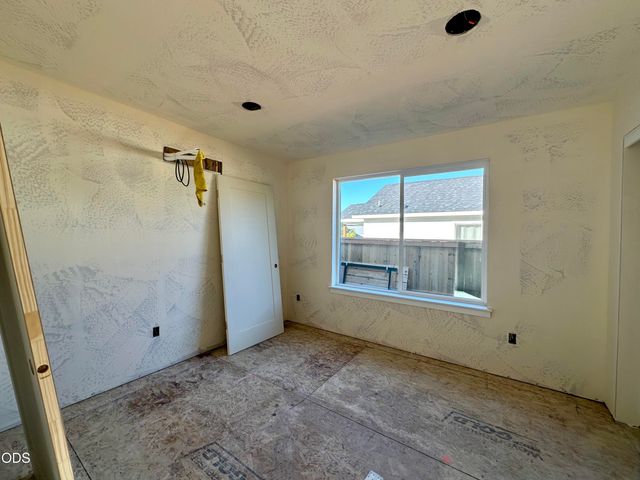 86 Gangnes Drive, Talent, OR 97540