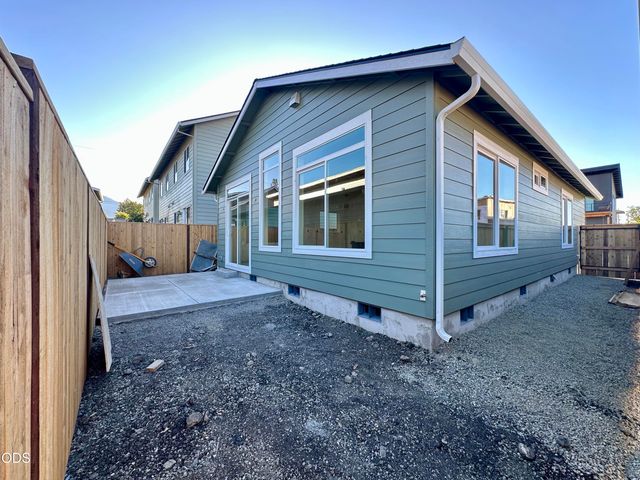 86 Gangnes Drive, Talent, OR 97540
