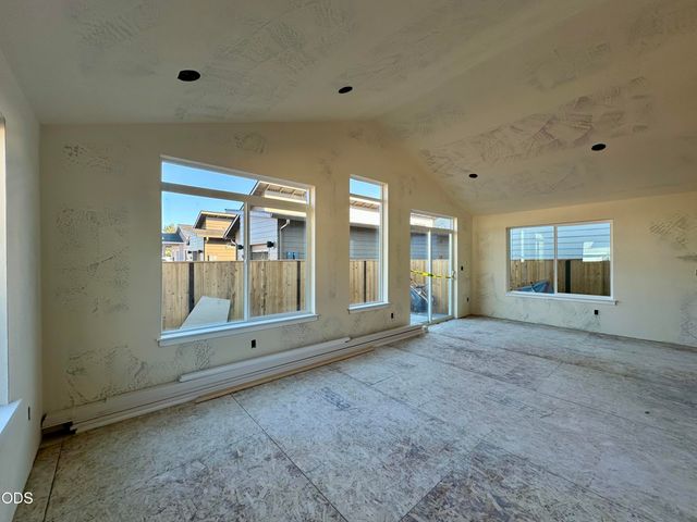 86 Gangnes Drive, Talent, OR 97540