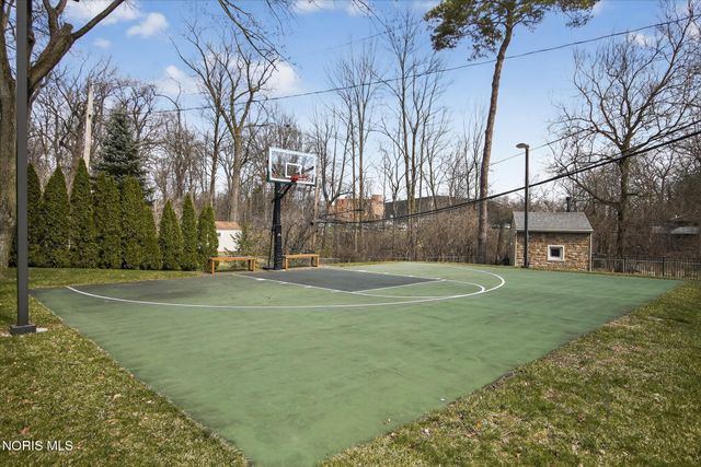 2548 Talmadge Road, Ottawa Hills, OH 43606