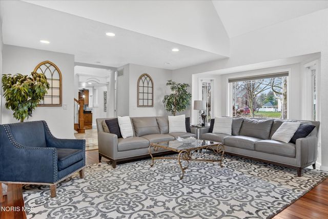 2548 Talmadge Road, Ottawa Hills, OH 43606