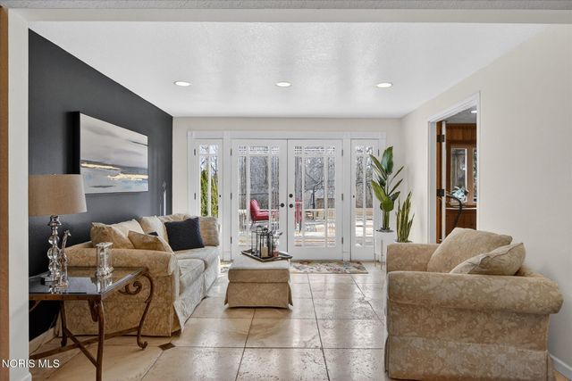 2548 Talmadge Road, Ottawa Hills, OH 43606