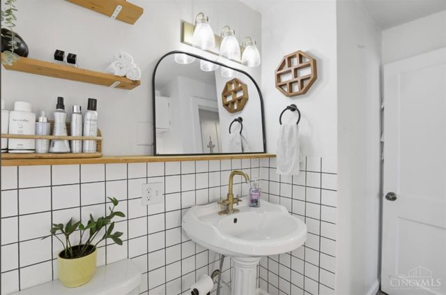 6042 Tenth Avenue, Miami Twp, OH 45342