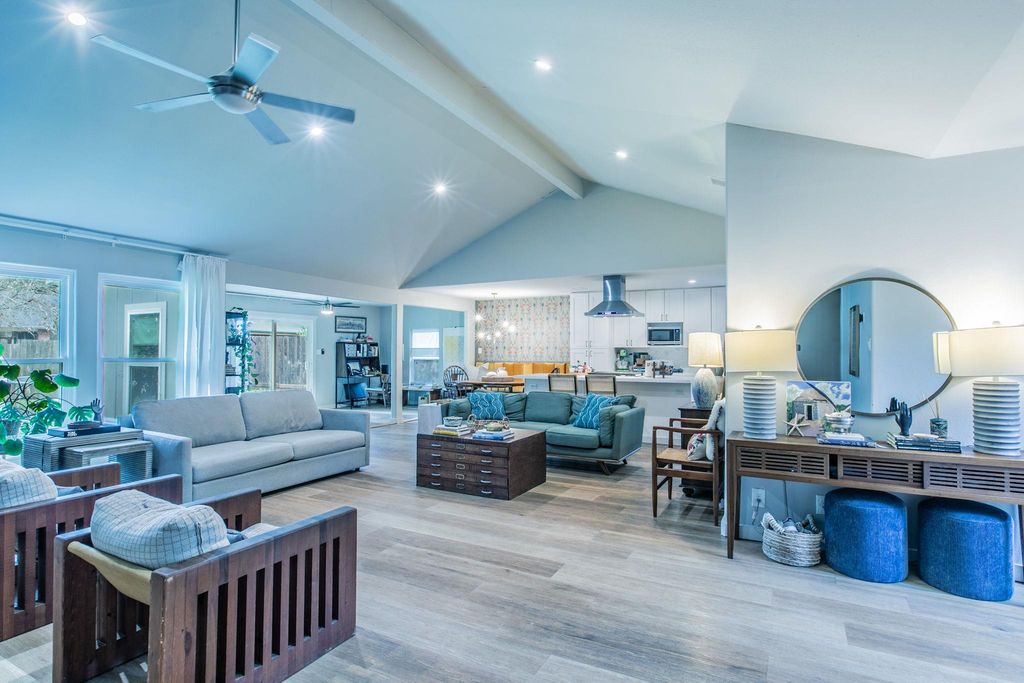 10243 Missel Thrush DR, Austin, TX 78750