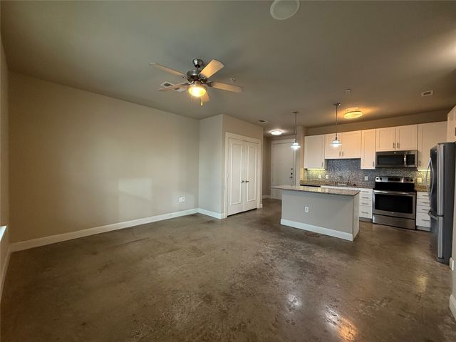 801 N Bishop Avenue 1-102, Dallas, TX 75208