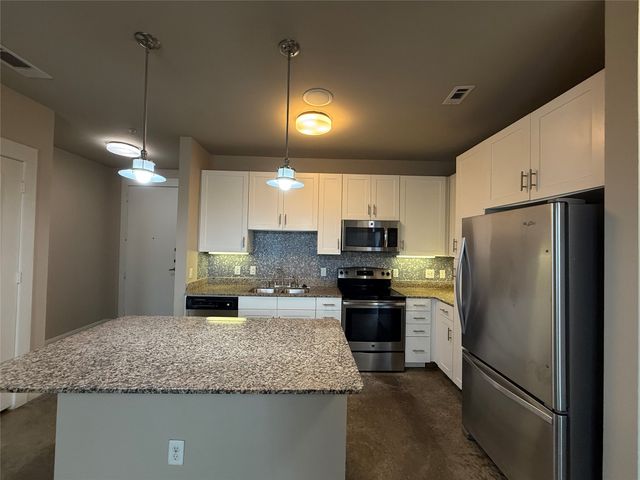 801 N Bishop Avenue 1-102, Dallas, TX 75208