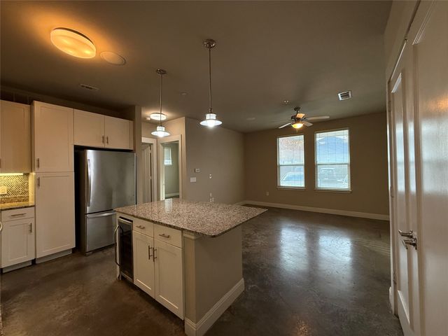 801 N Bishop Avenue 1-102, Dallas, TX 75208