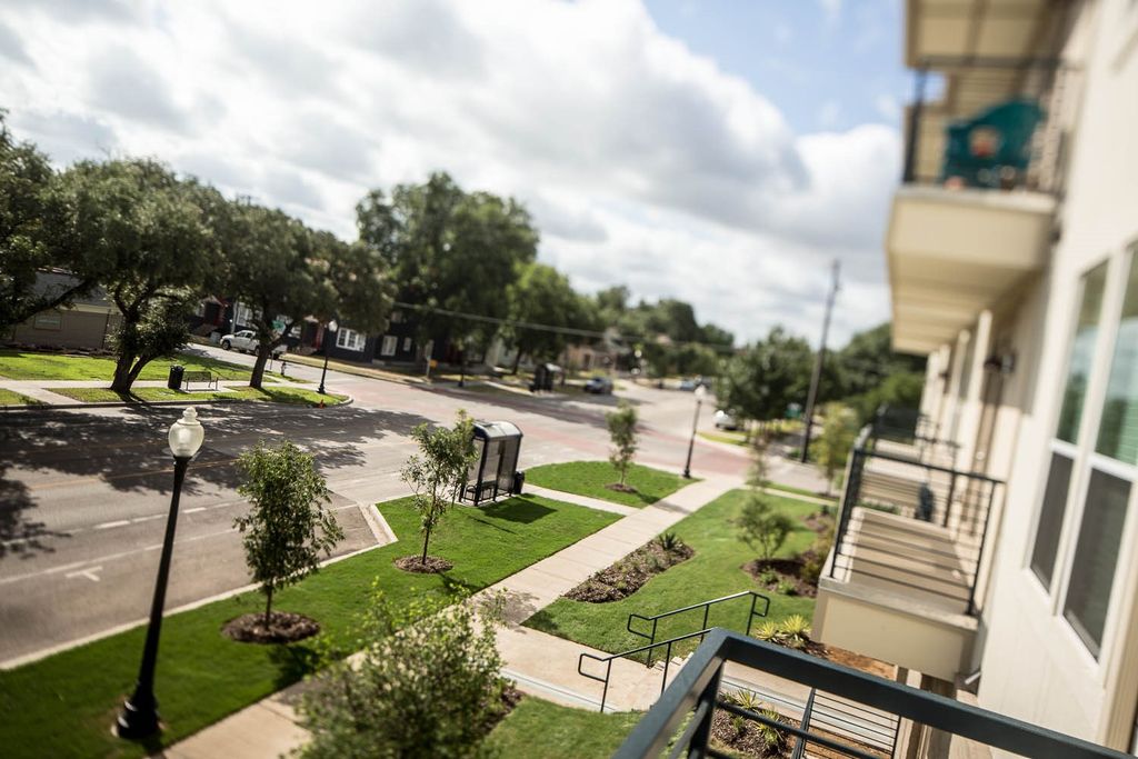 801 N Bishop Avenue 1-102, Dallas, TX 75208