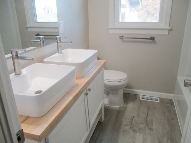 3206 W MacArthur Rd, Wichita, KS 67217