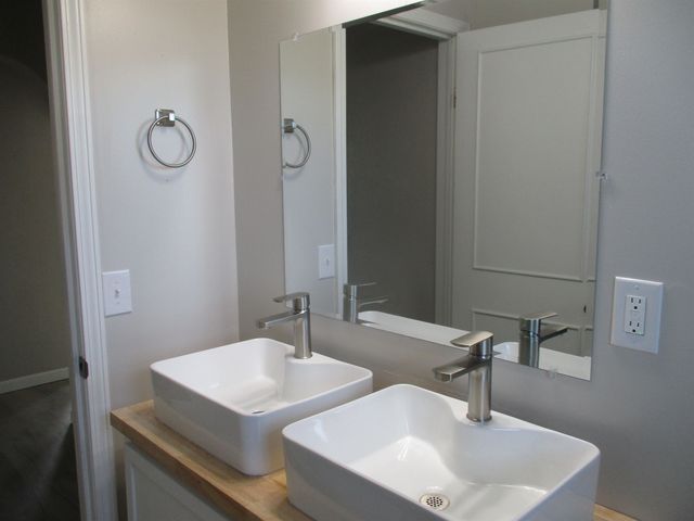 3206 W MacArthur Rd, Wichita, KS 67217