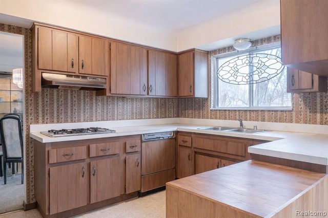 8362 Sunburst, Center Line, MI 48015