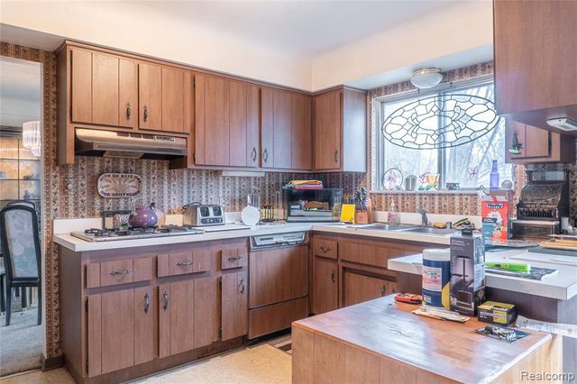 8362 Sunburst, Center Line, MI 48015