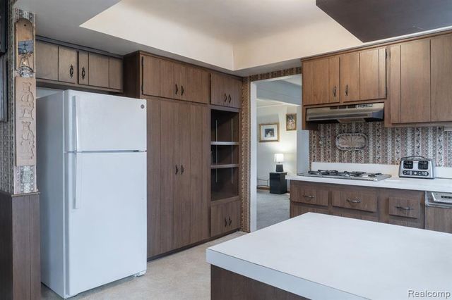 8362 Sunburst, Center Line, MI 48015