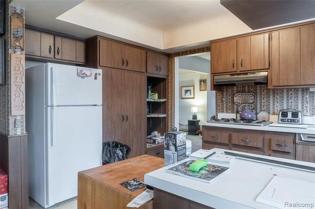 8362 Sunburst, Center Line, MI 48015