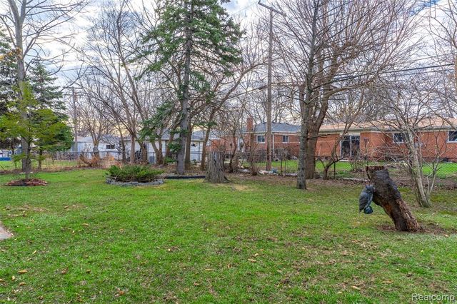 8362 Sunburst, Center Line, MI 48015