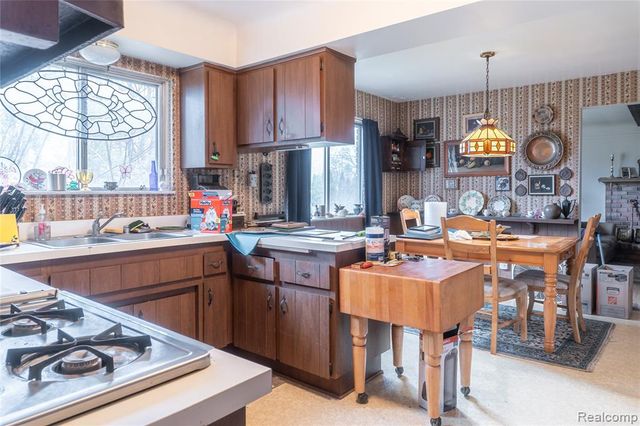 8362 Sunburst, Center Line, MI 48015