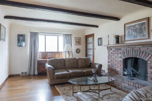 8362 Sunburst, Center Line, MI 48015