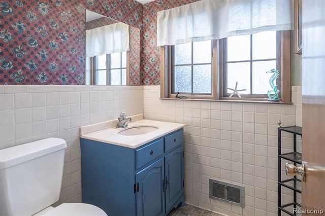 8362 Sunburst, Center Line, MI 48015