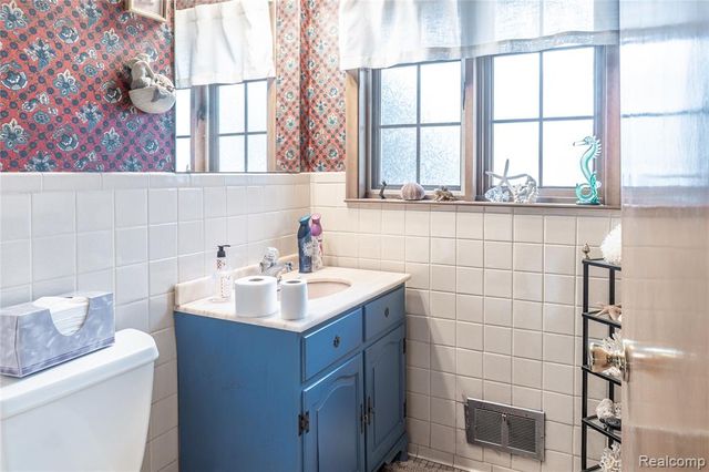 8362 Sunburst, Center Line, MI 48015