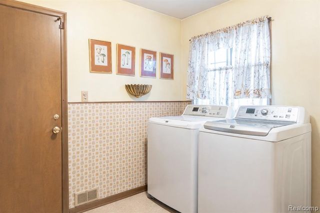 8362 Sunburst, Center Line, MI 48015