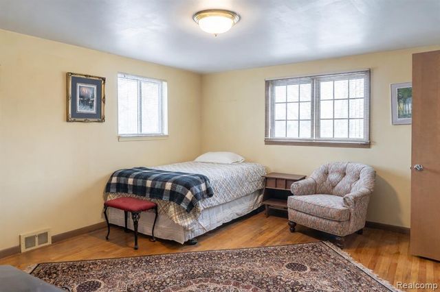 8362 Sunburst, Center Line, MI 48015