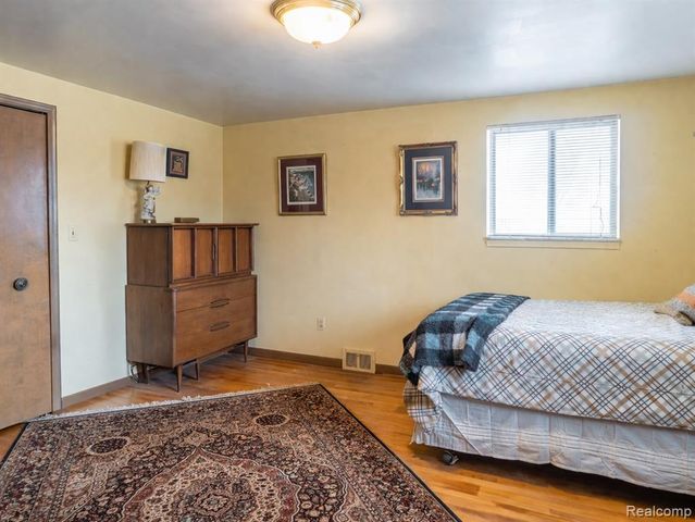 8362 Sunburst, Center Line, MI 48015