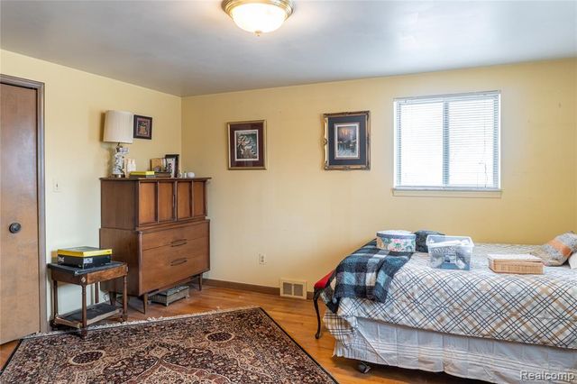 8362 Sunburst, Center Line, MI 48015