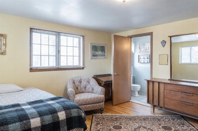 8362 Sunburst, Center Line, MI 48015