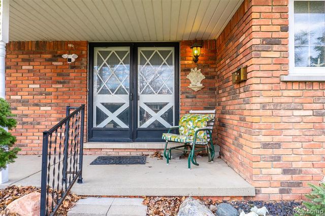 8362 Sunburst, Center Line, MI 48015