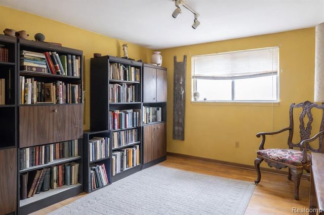 8362 Sunburst, Center Line, MI 48015