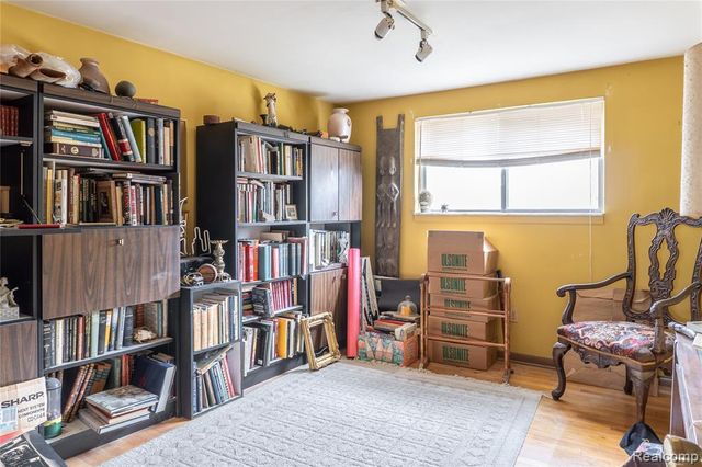 8362 Sunburst, Center Line, MI 48015