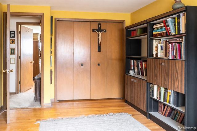 8362 Sunburst, Center Line, MI 48015