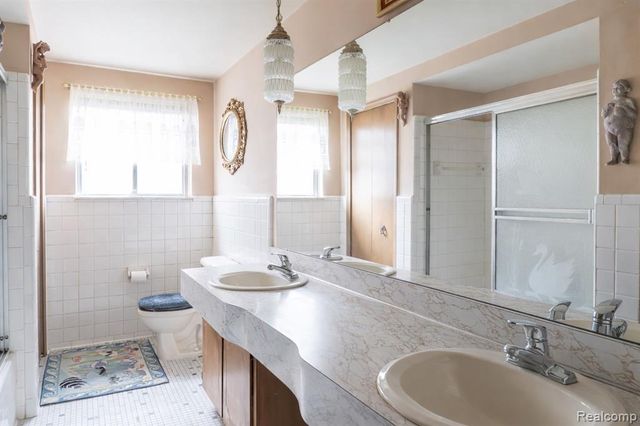 8362 Sunburst, Center Line, MI 48015