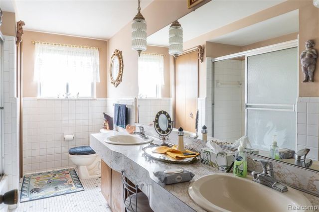 8362 Sunburst, Center Line, MI 48015