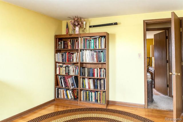 8362 Sunburst, Center Line, MI 48015