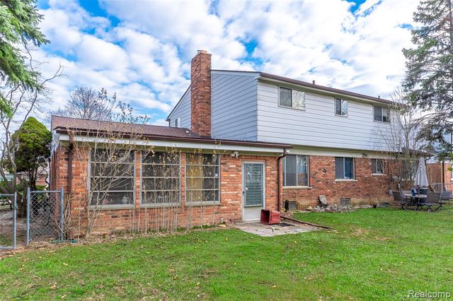 8362 Sunburst, Center Line, MI 48015