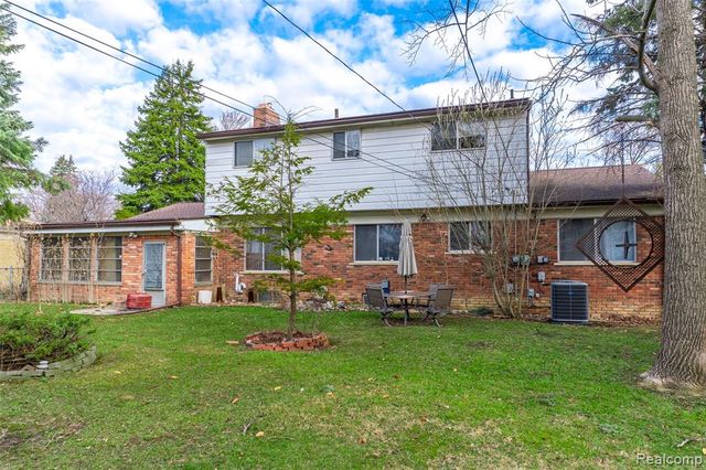 8362 Sunburst, Center Line, MI 48015