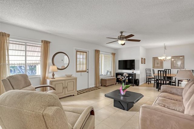 337 Pine Ridge Cir D-2, Green Acres, FL 33463